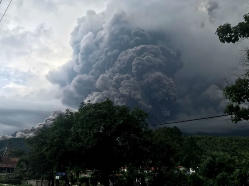 Erupcion del volcan de fuego causa caos en Guatemala 